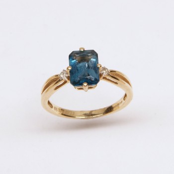 9ct Gold Blue Topaz/Diamond Ring